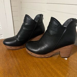 Pierre Dumas wedge boooties